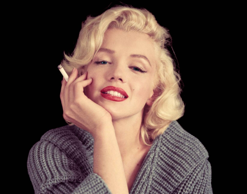 নোর্মা কিছুতেই অনাথাশ্রমে ফিরতে চাইলেন না। ষোলো বছর বয়স পূর্তির সঙ্গে সঙ্গে তাঁর বিয়ে হল কুড়ি বছরের জেমস ডুগার্টির সঙ্গে। বিয়ের দু’বছর পরে তাঁর স্বামীকে জাহাজের চাকরিতে চলে যেতে হল প্রশান্ত মহাসাগরে। মেরিলিন চলে গেলেন ক্যালিফোর্নিয়া, তাঁর শ্বশুর শ্বাশুড়ির সঙ্গে থাকতে।