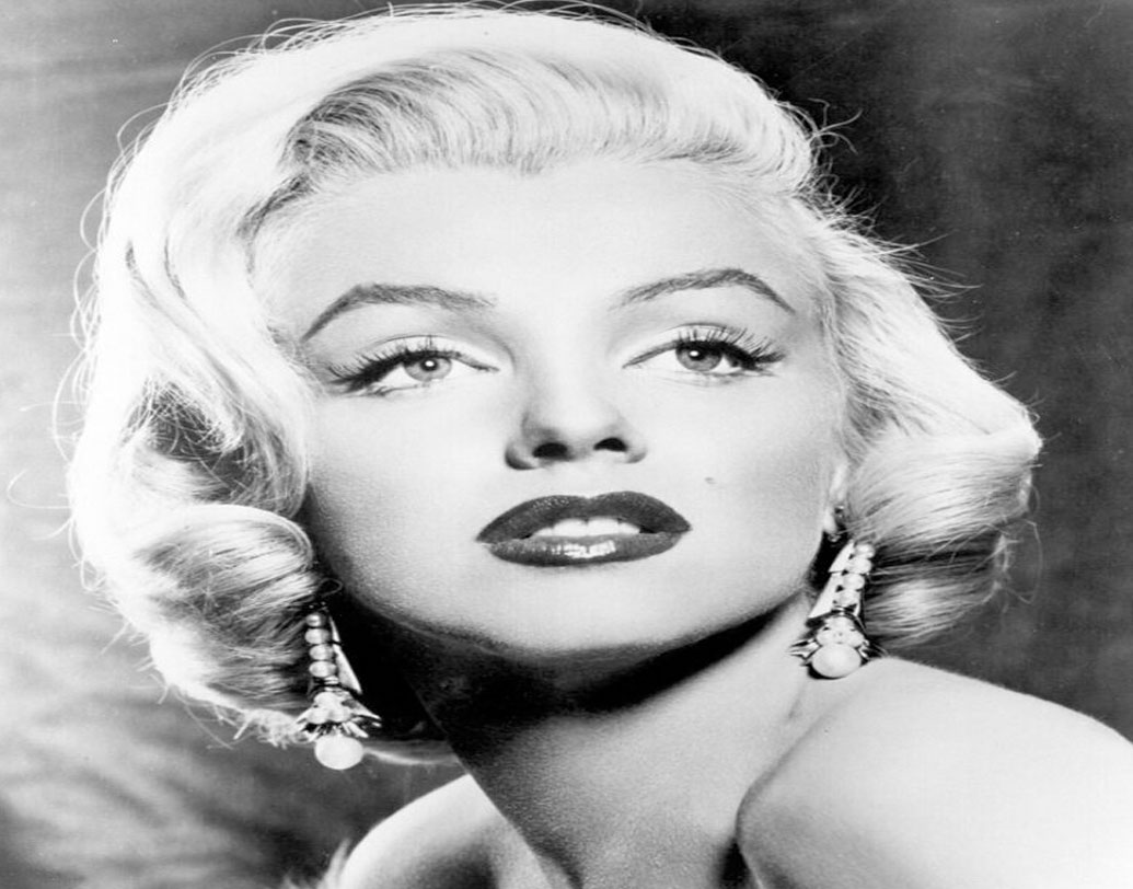 এক সঙ্গে ডেট করছেন অভিনেতা মার্লন ব্র্যান্ডো এবং নাট্যকার আর্থার মিলারের সঙ্গে। আবার মেরিলিনের জন্যই তখন ভাঙতে বসেছে বেসবল খেলোয়াড় ডি ম্যাগিয়ো-র সংসার। এ দিকে কমিউনিজমের সঙ্গে যু্ক্ত থাকার অভিযোগে ম্যাগিয়োর উপরে নজর রেখেছে মার্কিন গোয়েন্দা সংস্থা এফবিআই।