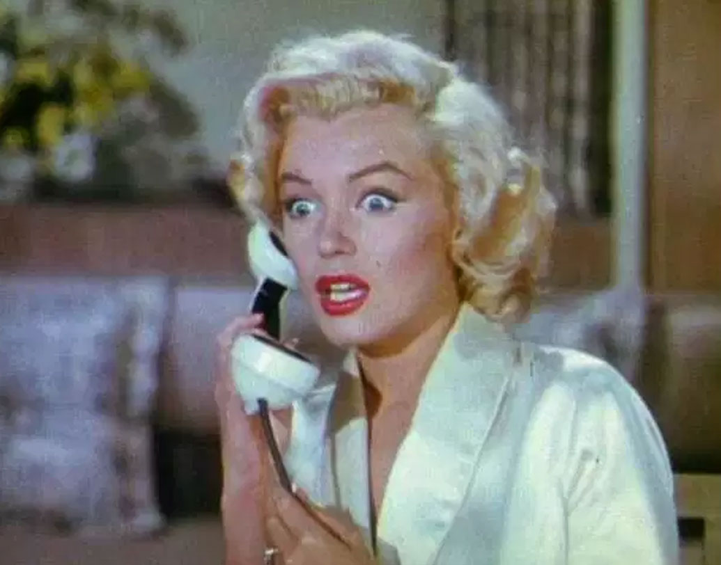 বলা হয়, ইন্টেলেকচুয়াল পুরুষদের প্রতি দুর্বলতা ছিল মেরিলিনের। রন্ধনে অপটু এই সুন্দরী ভালবাসতেন বই পড়তে। তাঁর বইয়ের সংগ্রহ ছিল ঈর্ষণীয়। একনিষ্ঠ পাঠক হলেও মেরিলিন কিন্তু চিত্রনাট্যের পাঠ ভাল মনে রাখতে পারতেন না। কিন্তু অসামান্য গ্ল্যামার আর অভিনয়ের কাছে ম্লান হয়ে গিয়েছিল তাঁর বাকি সব দুর্বলতা।