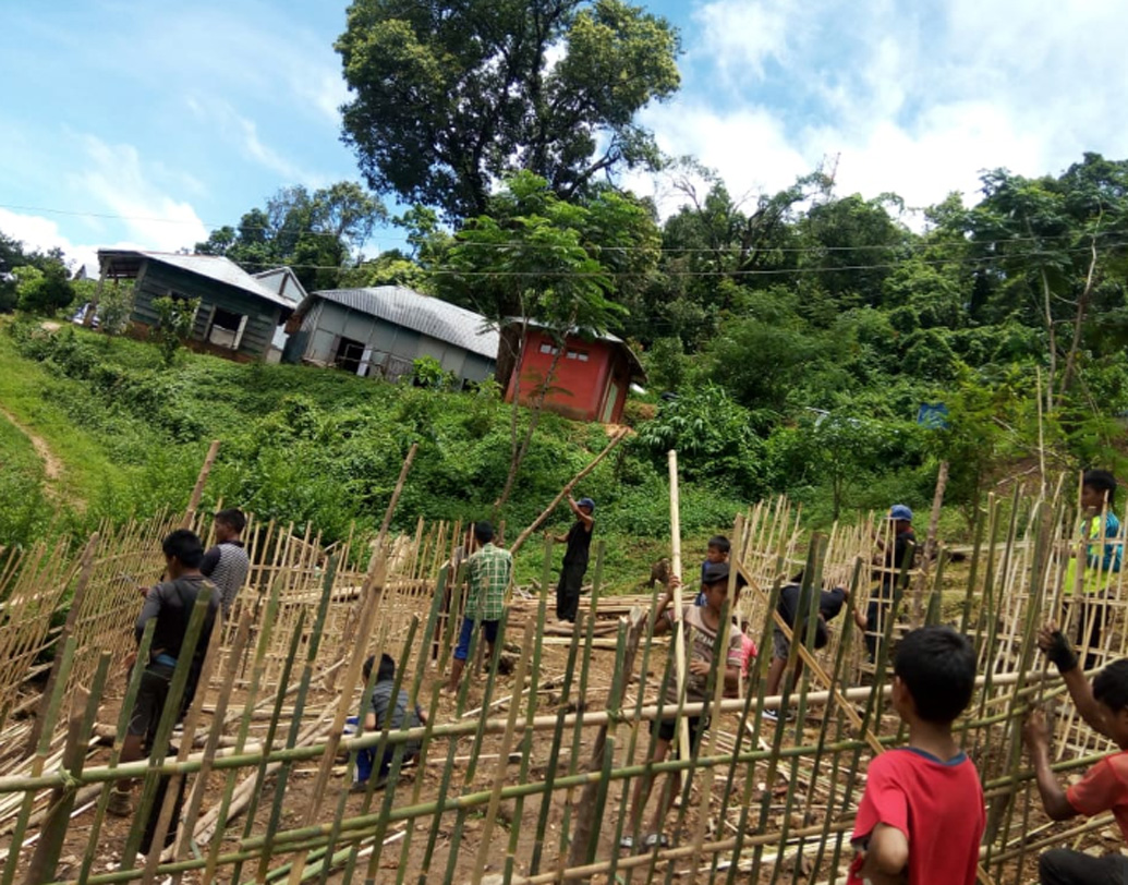 গ্রামের ফল, শাক-সবজির মূল উৎস অসমের শিলচর। আইজল থেকে ১৮০ কিলোমিটার দূরে অবস্থিত শিলচর থেকেই যাবতীয় খাদ্যসামগ্রী এসে পৌঁছয় এই গ্রামে। খারাপ রাস্তা পেরিয়ে আসতে দু’দিন সময় লেগে যায়। যাও বা সেগুলি এসে পৌঁছয়, কিন্তু ট্রাকের মধ্যে দু’দিন পড়ে থাকায় সেগুলোর অনেকটাই আবার খারাপ হয়ে যায়। আর যেগুলো ভাল থাকে তার দাম অনেক গুণ বেড়ে যায়।