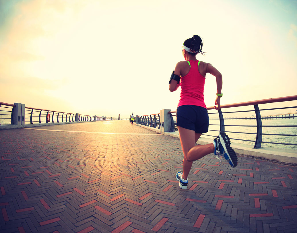 তা বলে শারীরিক কসরত বাদ দিয়ে কেবল চুমুতে আস্থা রাখছেন না তাঁরা। কারণ, শারীরিক কসরত বা জগিংয়ে কেবল ক্যালোরি ঝরে তা-ই নয়, শরীরকে সক্রিয় রাখতেও কাজে আসে তা।