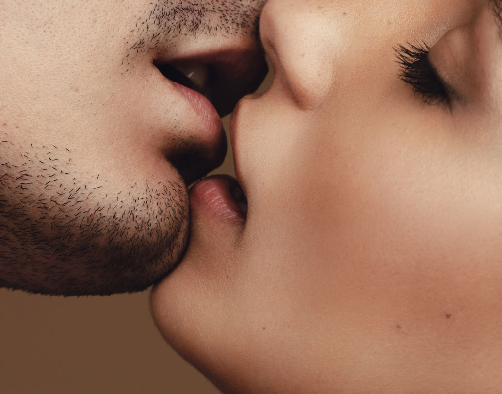 বিজ্ঞানীদের মতে, সারা দিন কাজ ও ব্যস্ততায় যে মানসিক চাপের জন্ম হয়, সেটাই নানা অসুখ ডেকে আনে। সম্পর্ককে সুন্দর রেখে যদি সঙ্গীর সঙ্গে নিভৃতে কিছুটা সময় কাটাতে পারেন, তা হলে সে সব অসুখও ঠেকিয়ে রাখা যায় অনেকটাই। সম্পর্কের উষ্ণতাও যেমন সেখানে থাকে, তেমনই দূরে থাকে উদ্বেগ।