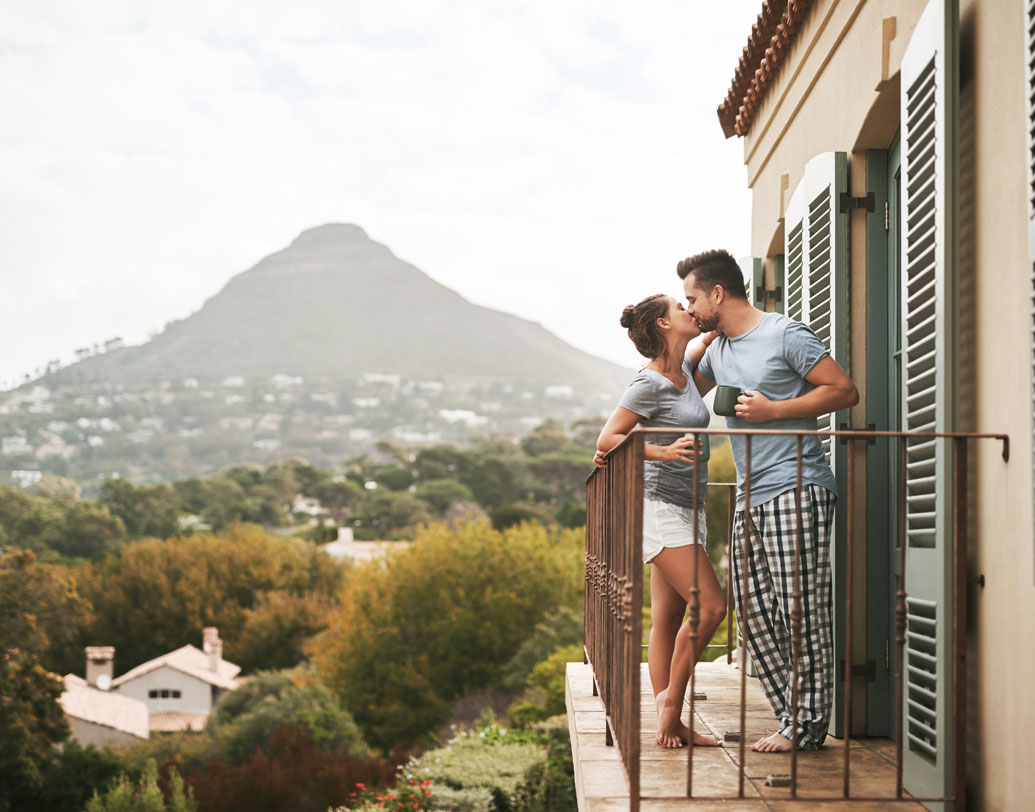 দিনে কত বার চুমুতে ওজন কমানোর প্রতি অনেকটা এগিয়ে থাকা যাবে? বা ক্যালোরি ঝরানোর উদ্দেশে যে চুমু, তার  কোনও সময়সীমা আছে কি? সে কথাও কিন্তু জানিয়েছেন গবেষকরা।