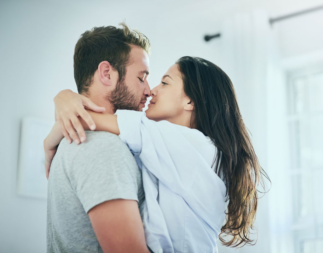 গবেষকদের মতে, দিনে অন্তত ৩-৪ বার চুমুতে মিলবে উপকার। শুধু তা-ই নয়, এমন ভঙ্গিমায় চুমু খেতে হবে, যাতে মুখের পেশীগুলো সক্রিয় হয়।