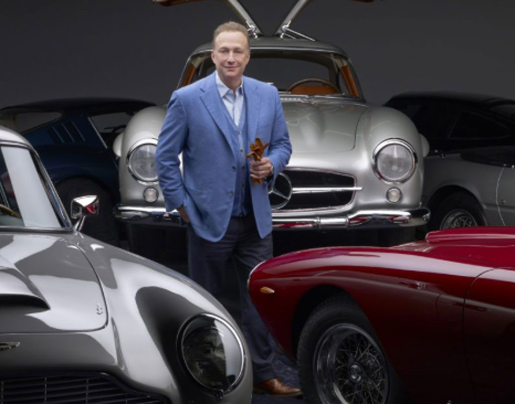 অকশন হাউস সদবি সূত্রে খবর, ৩ কোটি টাকায় নাইকির স্পোর্টস শু কেনেন কানাডার বিজনেস টাইকুন মাইলস নাদাল। বিভিন্ন দুর্লভ জিনিস সংগ্রহে রয়েছে তাঁর। সেই তালিকায় এ বার সংযোজন হল নাইকির এই স্পোর্টস শু।