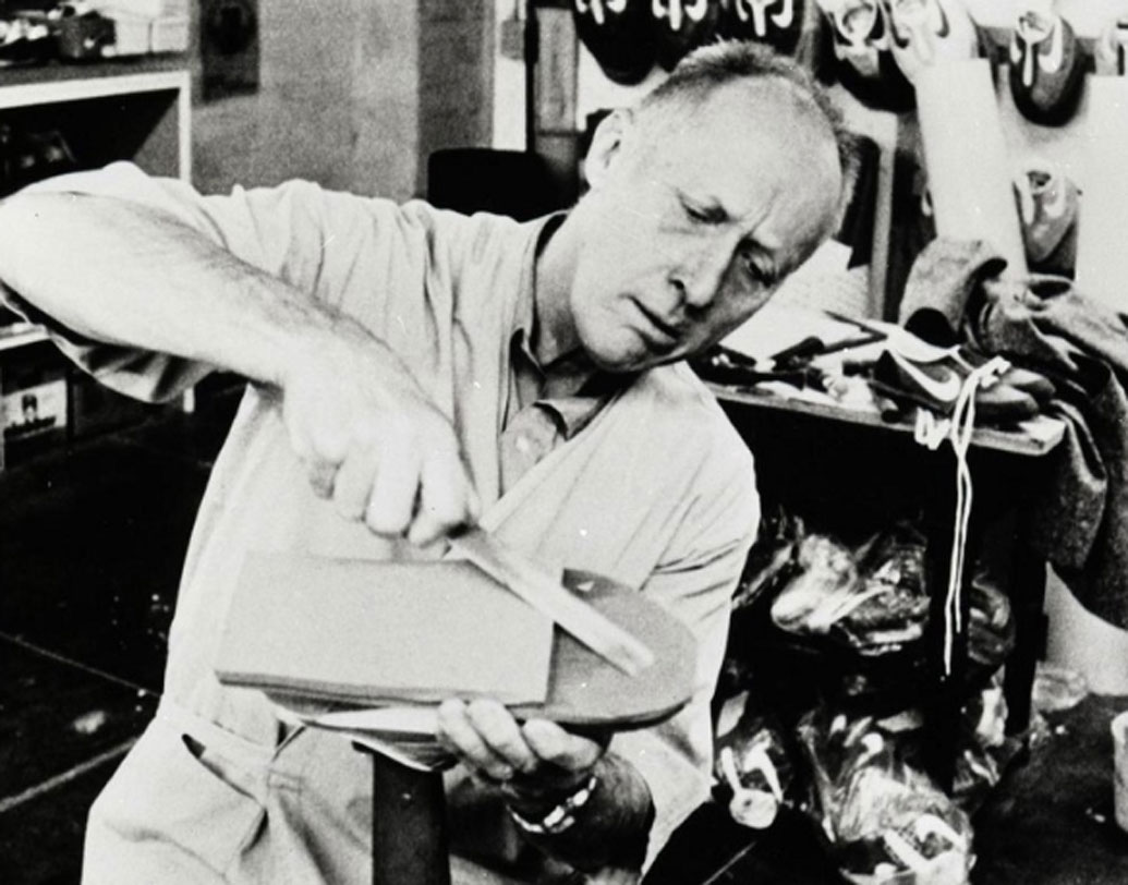 ১৯৭২ সালে মিউমিখ অলিম্পিক্সে ট্রায়ালের জন্য স্পোর্টস শু-র ডিজাইন করেছিলেন নাইকি-র কো-ফাউন্ডার ও ট্র্যাক অ্যান্ড ফিল্ড কোচ বিল বাওয়ারম্যান।