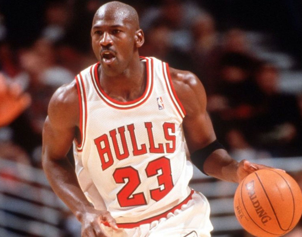 এর আগে ২০১৭ সালে প্রখ্যাত মার্কিন বাস্কেটবল খেলোয়াড় মাইকেল জর্ডনের জুতো ১ কোটি ৩ লক্ষ টাকায় নিলাম হয় নিউ ইয়র্কে। ১৯৮৪-র অলিম্পিক্সের ফাইনালে ওই জুতো পরে খেলেছিলেন জর্ডন।