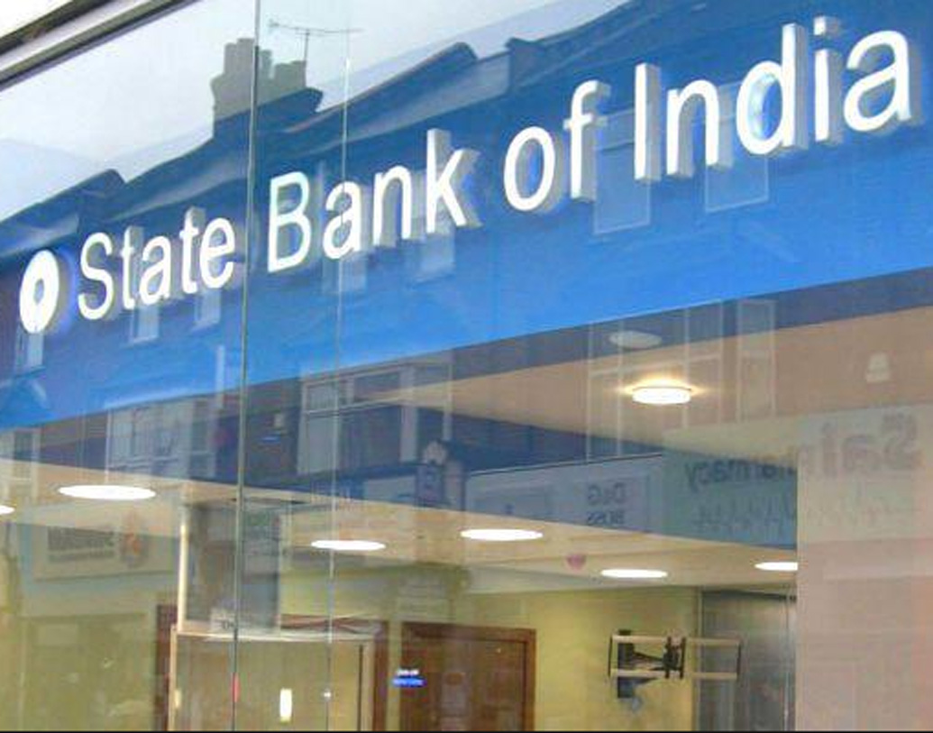 যেমন ৭ থেকে ৪৫ দিনের ফিক্সড ডিপোজিটের সুদ এতদিন ছিল ৫.৭৫ শতাংশ। নয়া সুদ হার অনুসারে এ বার এতে সুদ মিলবে ৫.০০ শতাংশ।