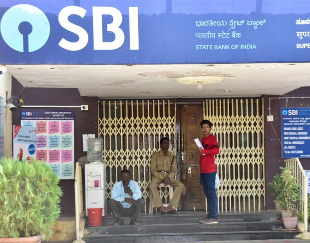 ৪৬ দিন থেকে ১৭৯ দিন পর্যন্ত যেমন এতদিন ব্যাঙ্ক সুদ দিত ৬.২৫ শতাংশ হারে। সেই সুদের পরিমাণ এ বার কমে দাঁড়াবে ৫.৭৫ শতাংশ হারে।