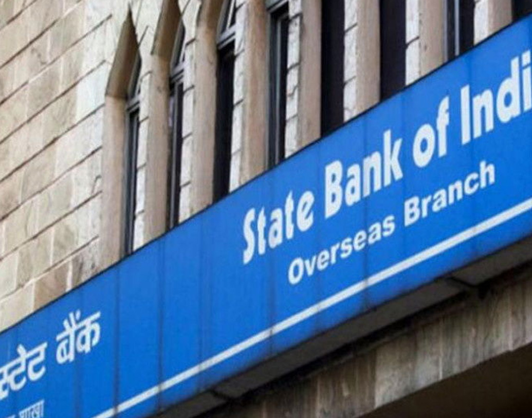 ১৮০ দিন থেকে ২১০ দিন পর্যন্ত এতদিন যাঁরা ব্যাঙ্কে টাকা জমা রেখে ৬.৩৫ শতাংশ হারে সুদ পেতেন, তাঁদের সুদ ০.১০ শতাংশ কমে দাঁড়াবে ৬.২৫ শতাংশে।