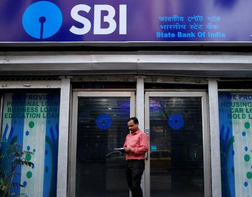 এক বছর থেকে ২ বছর পর্যন্ত ফিক্সড ডিপোজিটে সুদের হার ০.২০ শতাংশ কমতে চলেছে। অর্থাৎ পরিবর্তিত সুদের হার দাঁড়াবে ৬.৮০ শতাংশ। এতদিন গ্রাহক ৭.০০ শতাংশ হারে সুদ পেতেন।