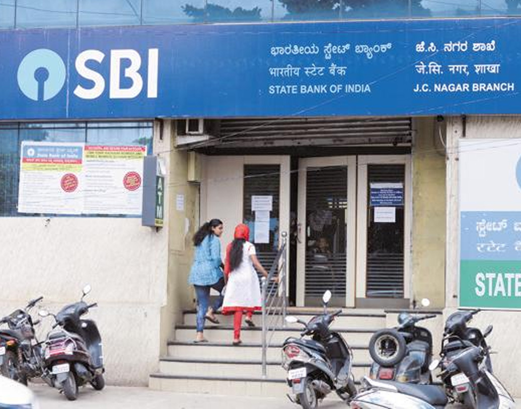 আর সর্বাধিক সময় ফিক্সড ডিপোজিট স্কিম অর্থাৎ নূন্যতম ৫ বছর থেকে ১০ বছর পর্যন্ত যাঁরা টাকা জমা রেখেছেন ব্যাঙ্কে তাঁদের প্রাপ্ত সুদের পরিমাণ হবে ৬.৫০ শতাংশ। এতদিন এটাই ছিল ৬.৬০ শতাংশ।