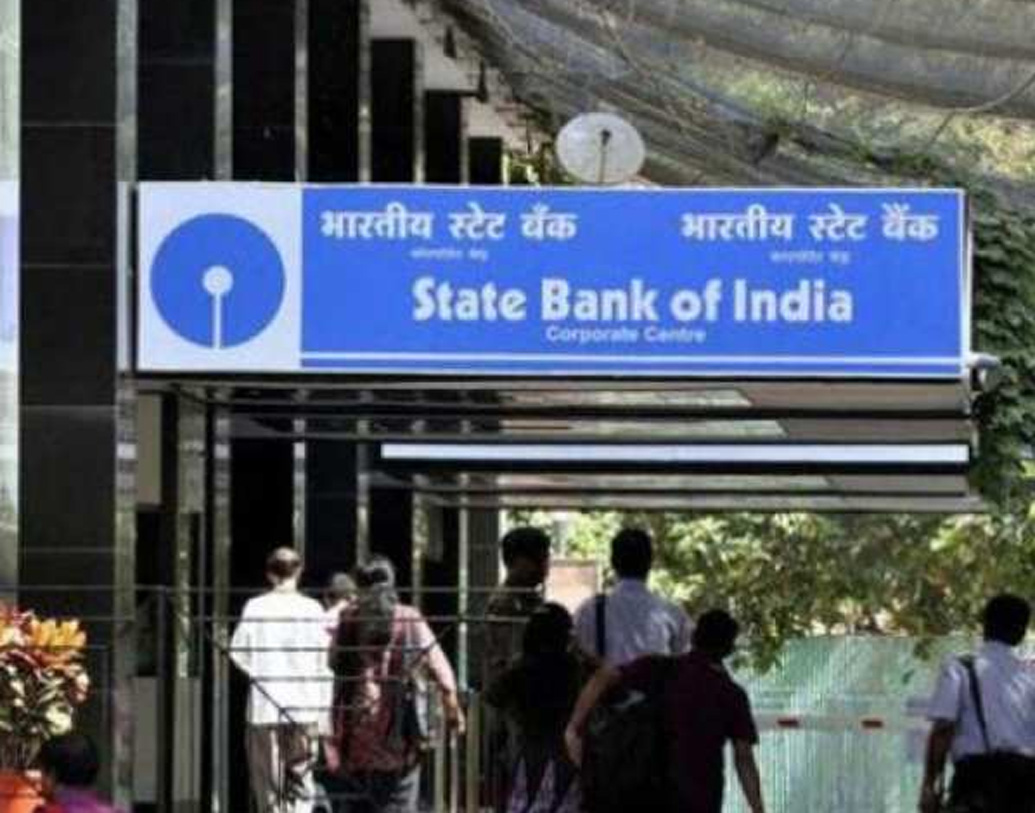 সম্প্রতি সেভিংস অ্যাকাউন্টের ক্ষেত্রেও সুদের হার কমিয়েছে এসবিআই। যাঁরা স্টেট ব্যাঙ্কের সেভিংস অ্যাকাউন্টে এক লক্ষ টাকার কম রাখেন, গত ১ মে থেকে তাঁদের জন্য সুদের হার কমে গিয়ে হয় ৩.৫ শতাংশ।