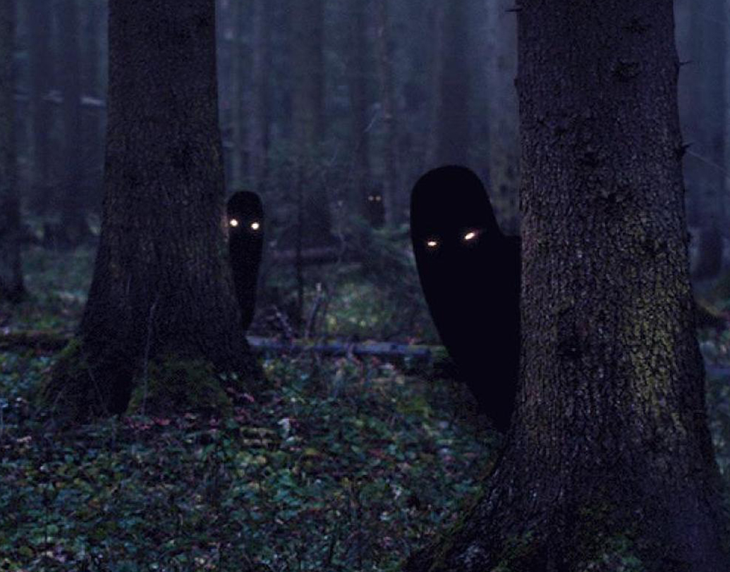 লোকমুখে প্রচলিত রয়েছে, অনেক বছর আগে কিছু চাষীকে নাকি অন্যায় ভাবে এই জঙ্গলে হত্যা করা হয়েছিল।তাদের অতৃপ্ত আত্মাই এই বনের আনাচে কানাচে ঘুরে বেড়াচ্ছে।বনের গাছের ফাঁকে ফাঁকে তাই কান পাতলেই শোনা যায় নারী কান্নার আর্তনাদ, হাসির আওয়াজ।