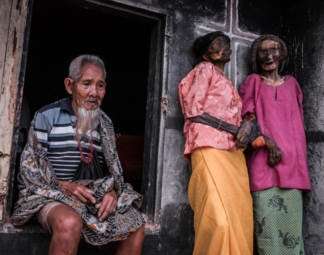 ইন্দোনেশিয়ার বালি থেকে ১৮০ কিলোমিটার উত্তর-পূর্ব দিকে ইন্দোনেশিয়ার দক্ষিণ সুলায়েসির পাঙ্গালা। সেখানে টোরাজা সম্প্রদায়ের বাস। টোরাজারা মূলত খ্রিস্টান। কিন্তু ছোট থেকেই তাঁরা এই বিশ্বাস নিয়েই বড় হয়েছেন যে, মৃত্যু মানে জীবনের শেষ নয় বরং জীবনের যাত্রার একটা অংশ হল মৃত্যু।