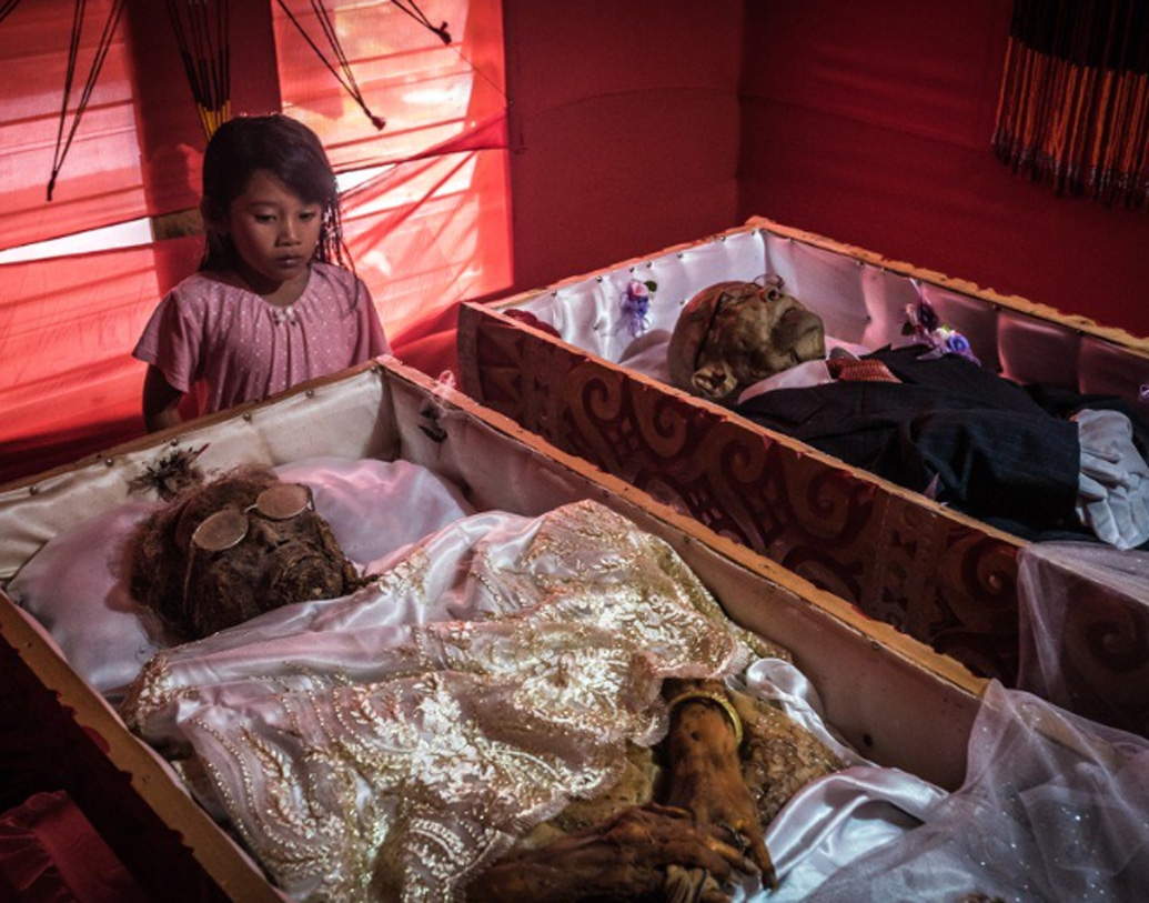 তাঁদের বিশ্বাস, মৃত্যু মানেই আত্মার দেহ ত্যাগ করা নয়। কারও মৃত্যু হওয়া মানে তিনি জীবিত কিন্তু ভীষণ অসুস্থ। তাই হাঁটচলা, খাওয়া এমনকি কথা বলতে পারেন না।