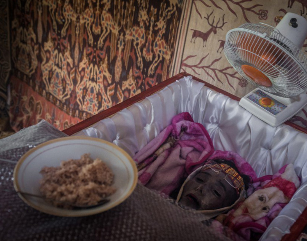 টোরাজা সম্প্রদায়ের কোনও আত্মীয়-পরিজনের মৃত্যু হলে তাই অন্ত্যেষ্টিক্রিয়ার বদলে তাঁর বিশেষ যত্ন নিতে শুরু করেন তাঁরা। কফিনের মধ্যে প্রিয়জনদের দেহ রেখে দেওয়া হয়। প্রতিদিন সময় করে জল, খাবার এমনকি সিগারেটও রোজ দেওয়া হয়।