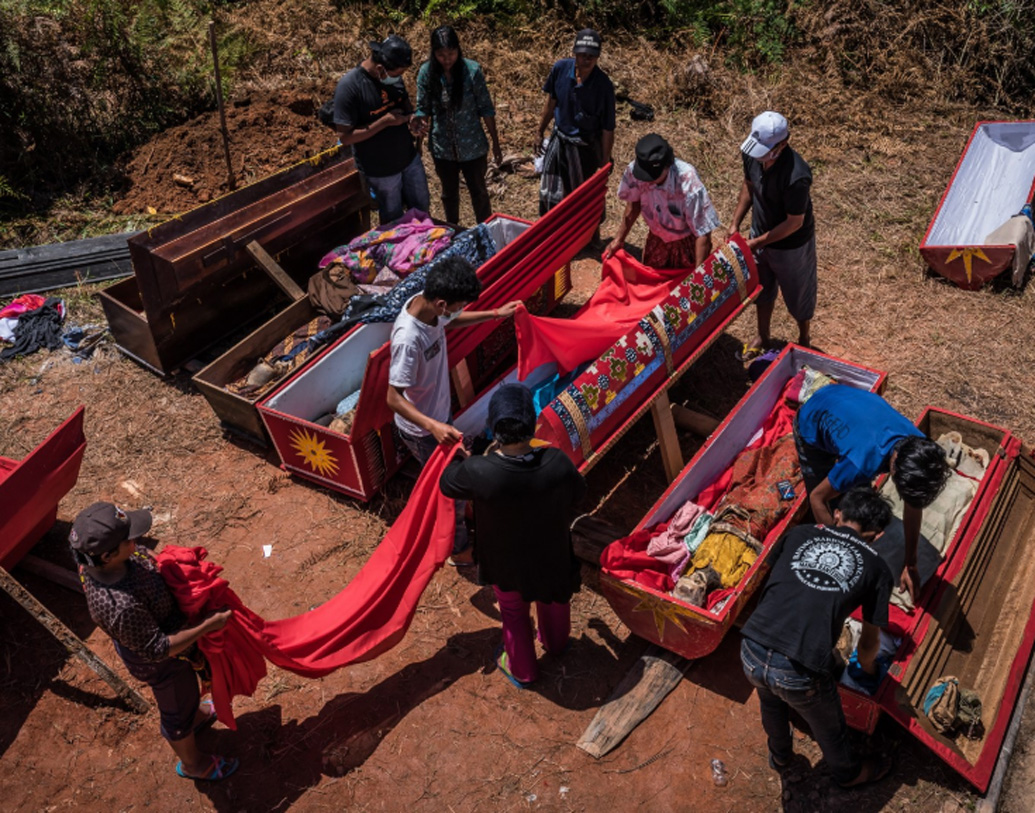 প্রতিদিন সময় করে পুরো দেহ পরিষ্কার করিয়ে, নতুন পোশাক বদলানো হয়। প্রিয়জনদের যাতে কখনও মনে না হয় যে, তাঁদের প্রতি গুরুত্ব দিচ্ছেন না পরিবারের বাকি সদস্যেরা। খুব খেয়াল রাখা হয় এই বিষয়টাতে। প্রত্যেকেই তাঁর সময়মতো কফিনের ঢাকনা খুলে প্রিয়জনের সঙ্গে গল্পও করেন। কফিনে শুয়ে থাকা প্রিয়জনের কাছ থেকে অবশ্য কোনও উত্তর মেলে না।