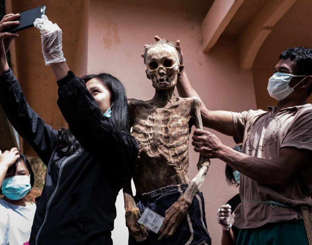 এই ভাবে কোনও পরিবার এক সপ্তাহ, কোনও পরিবার একমাস আবার কেউ কেউ এক বছরও প্রিয়জনকে এ ভাবে নিজের কাছে রেখে দেন। যাঁর সামর্থ্য যত বেশি, তিনি তত বেশি দিন নিজের কাছে ওই মৃতদেহ রেখে দেন। কারণ মৃতদেহ ভাল করে সংরক্ষণ করাটা জরুরি তা না হলে পচে-গলে যাবে। আর সেটা যথেষ্ট খরচসাপেক্ষ। তার জন্য বিভিন্ন ধরনের রাসায়নিকের প্রয়োজন হয়।