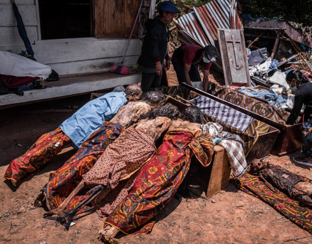 অন্ত্যেষ্টিক্রিয়ার এই প্রক্রিয়াকে টোরাজারা বলেন রাম্বু সোলো। তাদের কাছে প্রথম বলি দেওয়া মোষ শেষ নিঃশ্বাস ত্যাগ করার অর্থ হল, প্রিয়জনেরও মৃত্যু। আর তারপর যত বেশি সংখ্যক মোষের বলি দেওয়া হবে, তত তাড়াতাড়ি আত্মা স্বর্গে পৌঁছতে পারবে। গরীব পরিবার, যাদের অনেক মোষ কেনার সামর্থ্য নেই, তারা একটি মোষেরই বলি দেয়। টোরাজাদের বিশ্বাস অনুসারে এর অর্থ, সে ক্ষেত্রে ওই ব্যক্তির মৃত্যু নিশ্চিত করল ওই একটি মোষের বলি কিন্তু তাঁর আত্মা স্বর্গে না পৌঁছতেও পারে।