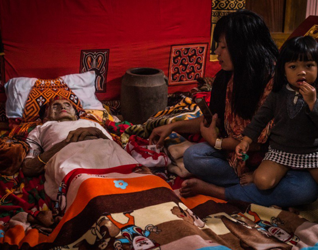 টোরাজারা যে দীর্ঘ সময় মৃতদেহ বাড়িতে রেখে দেন। অনেক বিশেষজ্ঞদের মতে তার পিছনে অন্য একটি কারণও রয়েছে। তাঁদের মতে, টোরাজারা অন্ত্যোষ্টিক্রিয়া খুব ঘটা করে পালন করেন। তা নাহলে আত্মার স্বর্গযাত্রা হবে না, বিশ্বাস তাঁদের। আর এর জন্য মোষের প্রয়োজন। মোষ কেনার টাকা এবং অন্ত্যেষ্টিরীতির আনুষাঙ্গিক খরচ জমানোর জন্যই তাঁরা এতদিন মৃতদেহ বাড়িতে রাখেন। বলি দেওয়ার পর মোষের মাংস উপস্থিত আত্মীয় পরিজনদের খাওয়ানো হয়।