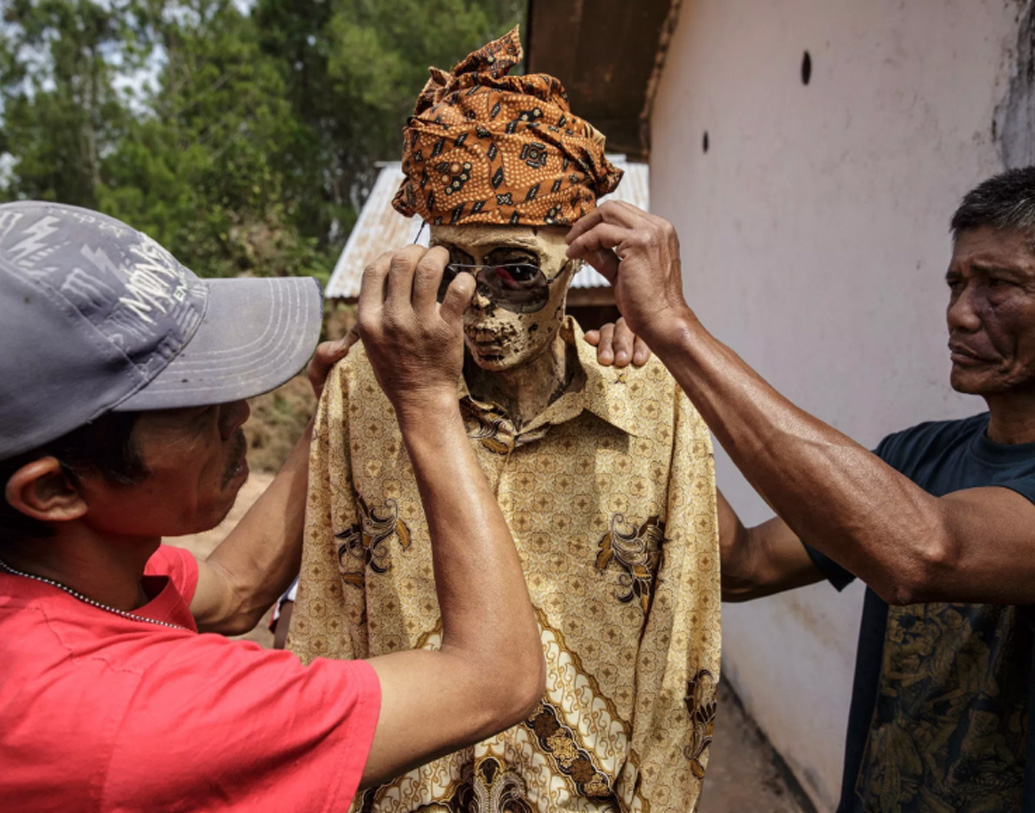 মৃতদেহ কবর দেয় না টোরাজারা। অন্ত্যেষ্টিক্রিয়ার পর মৃতদেহ সমেত কফিন নির্দিষ্ট কোনও গুহায় রেখে দেওয়া হয়। পাহাড়ি অঞ্চল হওয়ায় এমন গুহা প্রচুর রয়েছে পাঙ্গালায়।