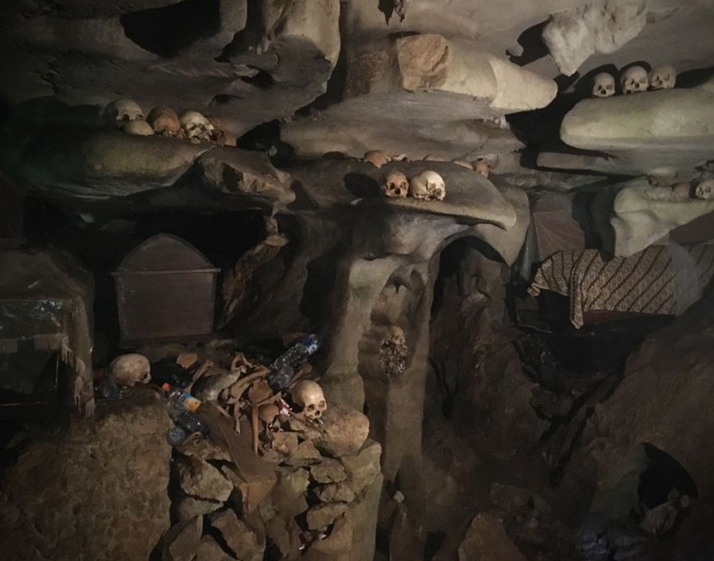 কিন্তু তার পরও প্রিয়জনকে ‘ভুলে’ যান না তাঁরা। বছরে একবার সমস্ত আত্মীয়-পরিজন সেই গুহার কাছে জড়ো হন, কফিন থেকে মৃতদেহ তুলে পরিষ্কার করে নতুন পোশাক পরানো হয়, খাওয়ানো হয়। এভাবেই তাঁদের সম্মান জানানোর রীতি চলতে থাকে। টোরাজাদের বিশ্বাস, মৃতদের প্রতি সম্মান জানালে তাঁদের আয়ু বাড়বে এবং সৌভাগ্য বজায় থাকবে।