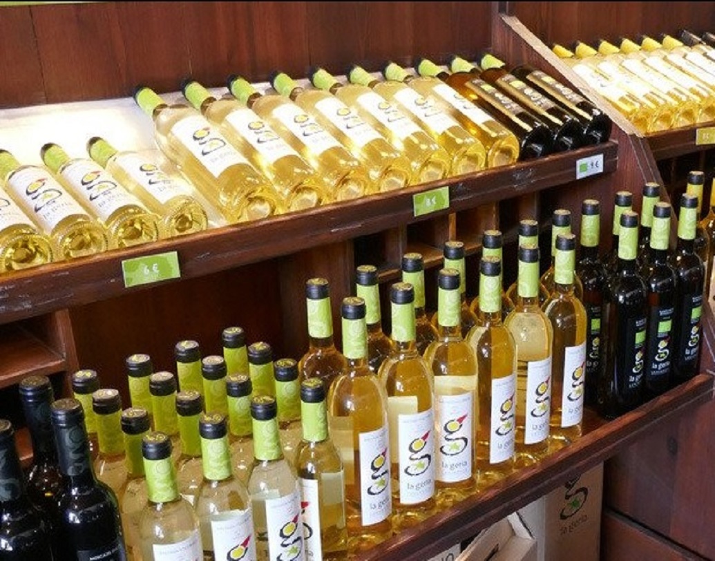 ২০১৮-র হিসাবে লাঞ্জারতের মোট জনসংখ্যা প্রায় দেড় লক্ষ। অভিনব উপায়ে আঙুর চাষ পদ্ধতি দেখতে সারা বছরই পর্যটকের আনাগোনা লেগে থাকে সেখানে। বিভিন্ন ওয়াইনারিগুলিতে তাঁদের জন্য আলাদা ভাবে ওয়াইন টেস্টিংয়ের ব্যবস্থাও থাকে। গাড়ির বদলে উটের পিঠে চড়ে দুর্গম এলাকা ঘুরে দেখান তাঁরা।