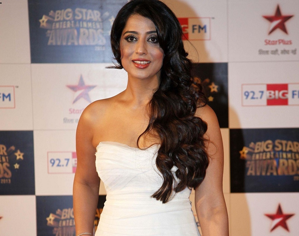 ১৯৭৫ এর ডিসেম্বরের ১৯ -এ পঞ্জাবের চণ্ডীগড়ে এক জাঠ পরিবারে জন্ম হয় মাহির।