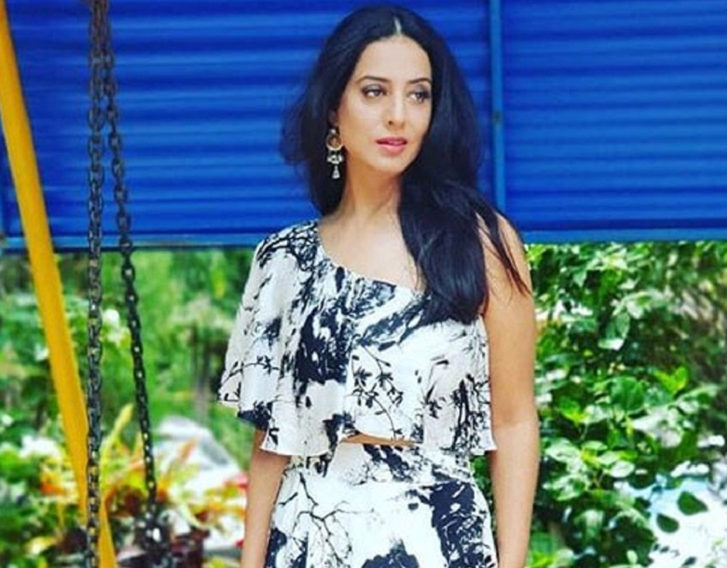 ৪৩ বছরের এই সুন্দরী নায়িকা কবে বিয়ে করতে চলেছেন সে বিষয়ে এখনই কিছু জানাননি তিনি।