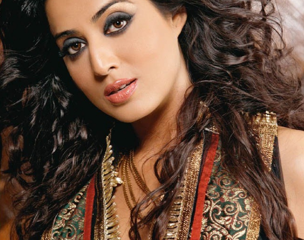 অভিনেত্রী হিসাবে একাধিক পুরস্কারও রয়েছে তাঁর ঝুলিতে।