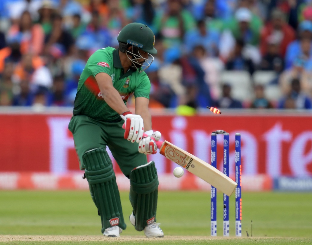 একই কথা প্রযোজ্য তামিম ইকবালের ক্ষেত্রেও। ভাল শুরু করেও ইনিংস টেনে নিয়ে যেতে পারলেন না তিনি। পিচের চরিত্র বুঝতে না পেরে শামির বলে বোল্ড হন তিনি।