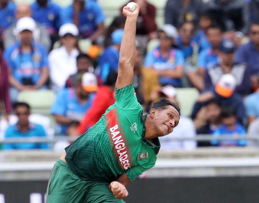 মোর্তাজা এবং সইফুদ্দিন বল হাতে তেমন বেগ দিতে পারেননি রোহিত-রাহুলকে। শুরুতে মুস্তাফিজুরকে আনলে হয়ত এই সমস্যা হত না।