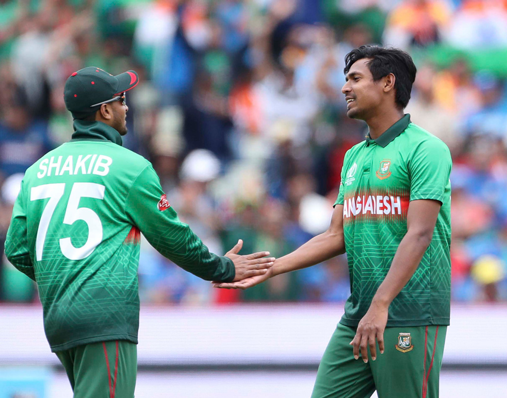 শাকিব আর মুস্তাফিজুর ছাড়া কেউ ভাল বল করতেই পারলেন না। এই পিচে কী ভাবে বল করা উচিত তা দেখিয়ে দিলেন দুই চ্যাম্পিয়ন।