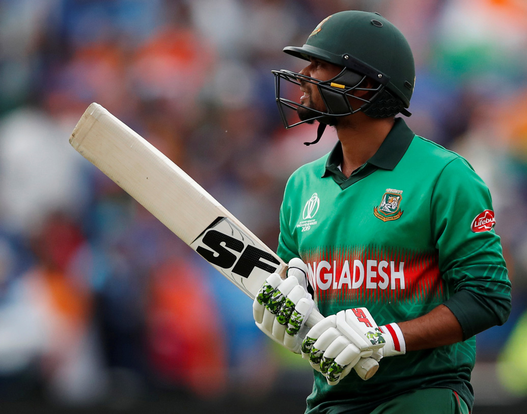 মাশরফির ব্যাট হাতে আরেকটু পরিণত ভূমিকা নেওয়া উচিত ছিল। সইফুদ্দিন যেখানে এত ভাল খেলছিলেন, সেখানে তাঁকে স্ট্রাইক না দিয়ে ঠিক করেননি বাংলাদেশ ক্যাপ্টেন। তিনি তো জানতেন তার পর ব্যাট করতে আসবেন রুবেল আর মুস্তাফিজুর।