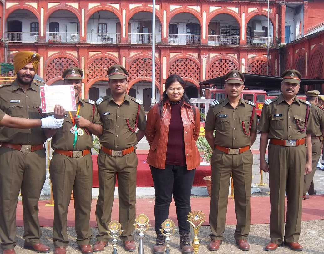 কলেজে ভর্তি হয়েছিলেন এমবিএ করতে। কিন্তু স্রোতের বিরুদ্ধে হাঁটা এই মানুষটার ইচ্ছা ছিল কিছু আলাদা করার। কলেজে থাকতে চুটিয়ে এনসিসি করা মেয়েটি কিছু দিনের মধ্যেই ছেড়ে দেন এমবিএ কোর্স।