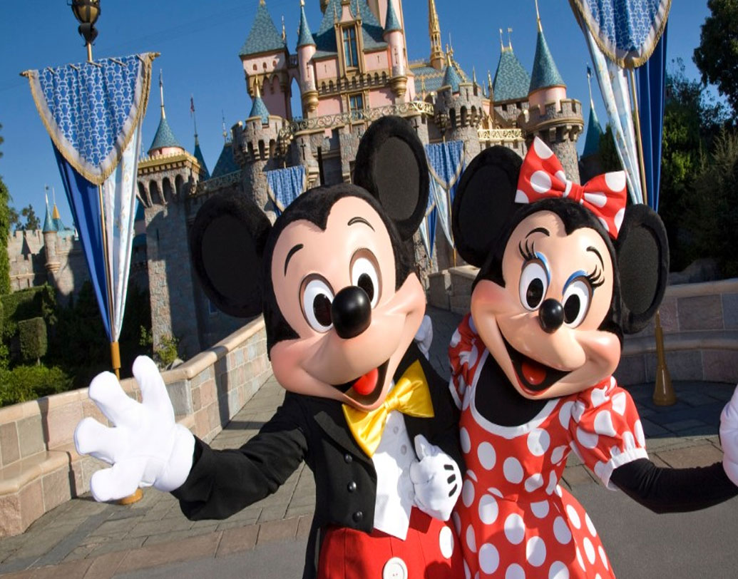 রুসি দীর্ঘ তিন দশক ধরে মিনি হয়ে ডাবিং করেছেন। মিকির ভূমিকায় ওয়েন-ও তাই। তাঁর জন্ম ১৯৪৭ সালের ৭ ফেব্রুয়ারি, আমেরিকার ক্যালিফোর্নিয়ায়। ১৯৭৭ থেকে ২০০৯ অবধি আমৃত্যু তিনি মিকি-র চরিত্রে কণ্ঠদান করে গিয়েছেন।