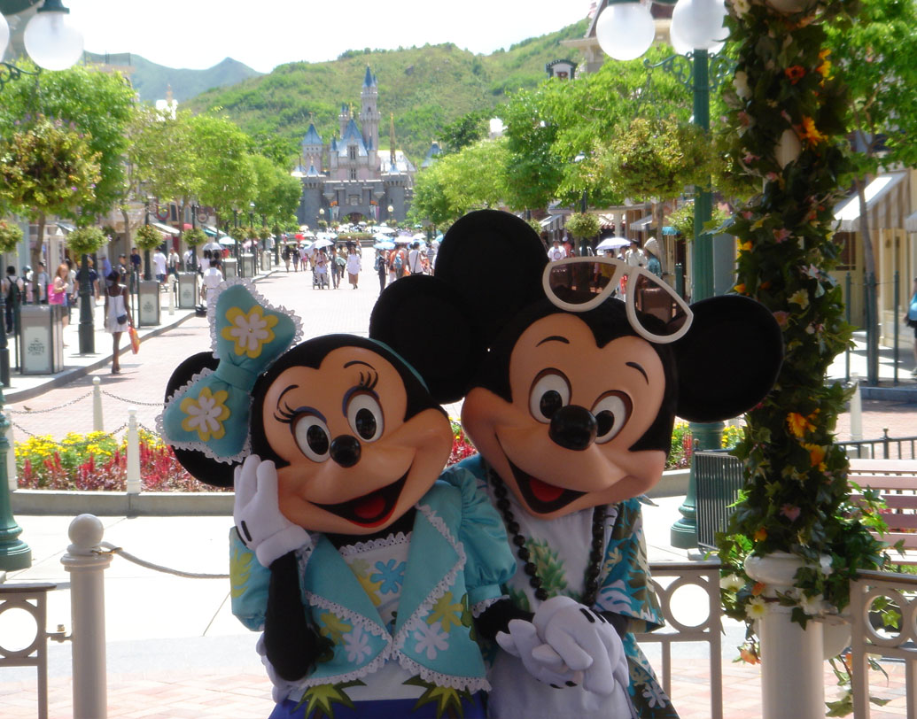 রুসির সঙ্গে প্রথম আলাপের সময় ওয়েন তখন তৃতীয় দাম্পত্যে আবদ্ধ। তাঁর প্রথম বিয়ে ১৯৬৮ সালে, অ্যালিসন পেজের সঙ্গে। ১৯৭৩-এ বিচ্ছেদ। দ্বিতীয় বিয়ে কার্লা মারিকে, ১৯৭৫ সালে। সেই বিয়ে ভেঙে যায় ১৯৮৬ সালে। সে বছরেই তিনি বিয়ে করেছিলেন কিম-কে। রুসির সঙ্গে আলাপের জেরে বিচ্ছেদ সেই বিবাহে। রুসির সঙ্গে দাম্পত্য তাঁর চতুর্থ বিয়ে, হয়েছিল ১৯৯১ সালে।