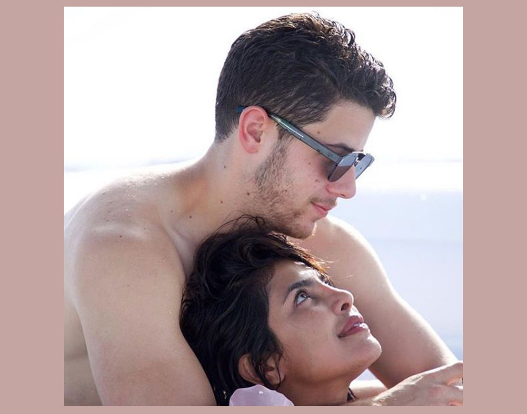 একান্তে সময় কাটাচ্ছেন নিক-প্রিয়ঙ্কা। একটি ছবিতে দেখা গেছে আলিঙ্গন অবস্থায় দুজন একে অপরের দিকে তাকিয়ে বিভোর হয়ে রয়েছেন।