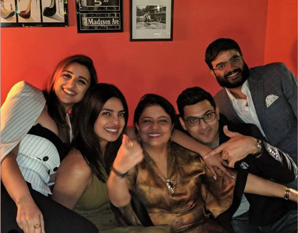 নিয়মিত ভাবে ছবি আপলোড করেন প্রিয়ঙ্কা। নিকের সঙ্গে বিভিন্ন পার্টি কিংবা দু'ই পরিবারের সঙ্গে  কাটানো বিভিন্ন মুহূর্তের ছবি সোশ্যাল মিডিয়ায় শেয়ার করেন প্রিয়ঙ্কা।