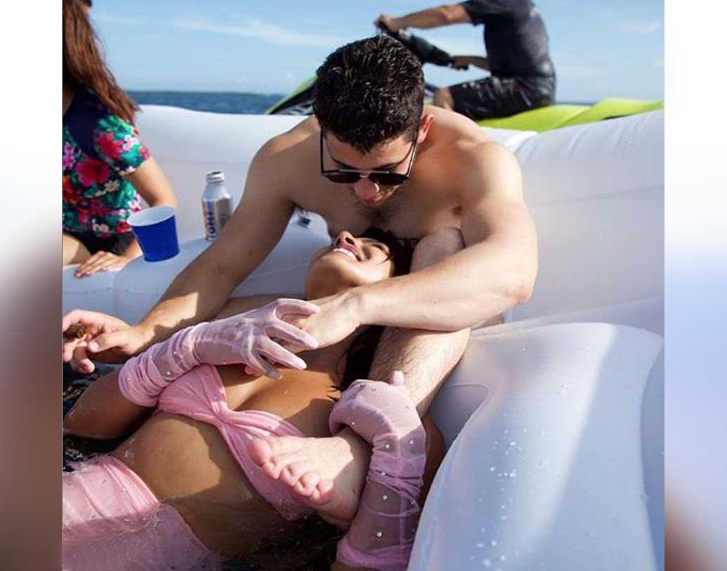 মায়ামিতে কাটানো সময়ের একটি ছবিতে প্রিয়ঙ্কাকে দেখা গেছে হাল্কা গোলাপী রঙের পোশাকে, খালি গায়ে নিক। সোশ্যাল মিডিয়ায় আসার পর সেইসব ছবি ভাইরাল।