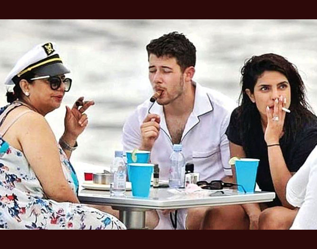 কখনও ছবি ভাইরাল আবার কখনও নিজেই ট্রোলড প্রিয়ঙ্কা। চর্চায় তিনি। কিছুদিন আগেই পরিবারের সঙ্গে ধূমপান করার একটি ছবি শেয়ার করায় সমালচনার মুখে পড়তে হয়েছিল তাঁকে। অনেকেই তাঁর হাঁপানির কথা তুলে তীব্র সমালোচনা করে।