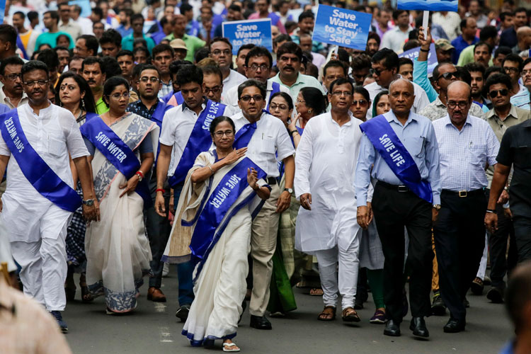 ‘জল বাঁচাও’ পদযাত্রায় মুখ্যমন্ত্রী মমতা বন্দ্যোপাধ্যায়।— ছবি এপি।