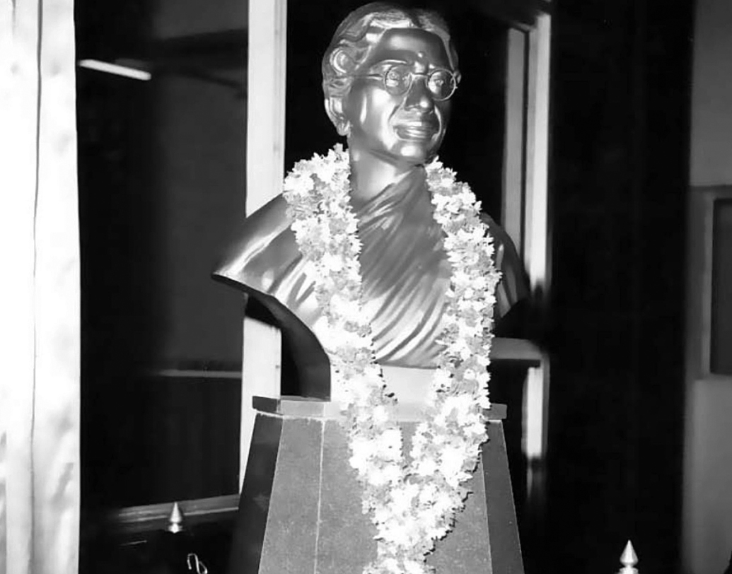 ১৯০৭ সালে তিনি ভর্তি হলেন মাদ্রাজ মেডিক্যাল কলেজে। ১৯১২ সালে তাঁর ডাক্তারি-পাঠ শেষ হল। গভর্নমেন্ট মেটারনিটি অ্যান্ড অপথ্যালমিক হসপিটালে তিনি ছিলেন প্রথম মহিলা হাউস সার্জেন। ডাক্তার হয়েই তিনি ‘ওয়েট নার্সিং’-এর বিরুদ্ধে সরব হলেন। এই প্রথায় দলিত মহিলারা অভিজাত বংশের নবজাতকদের স্তন্যপান করাতেন। এই প্রথার বিরুদ্ধে সচেতনতা গডে় তোলেন মুথুলক্ষ্মী।