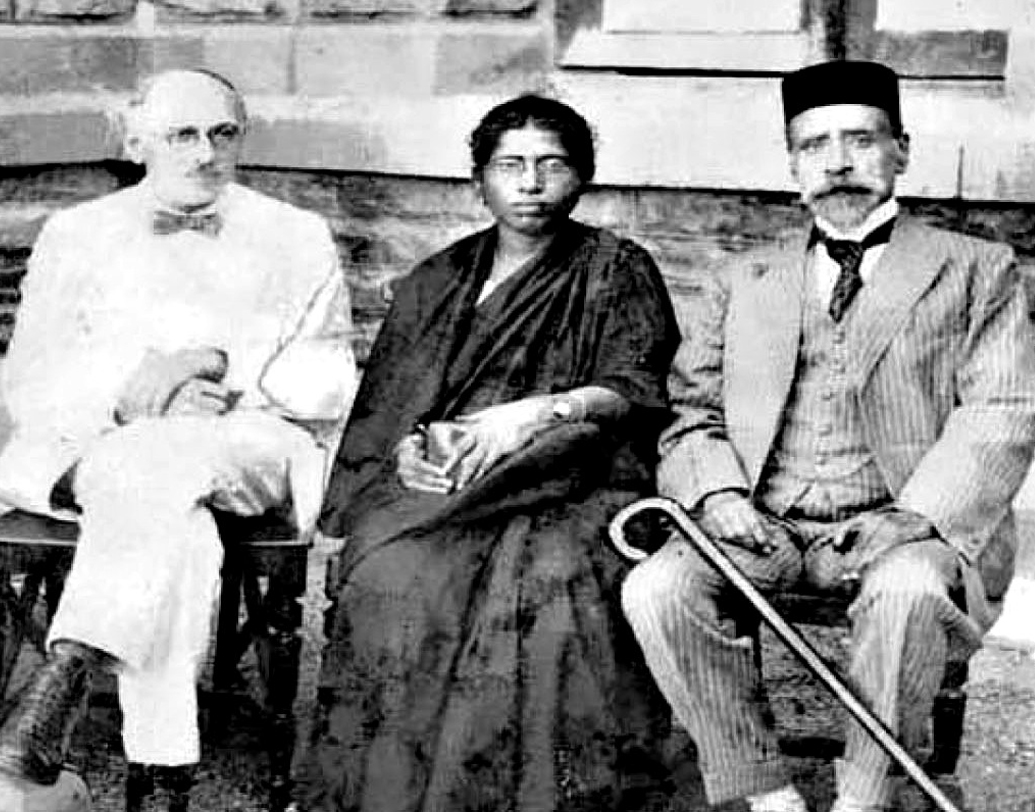 ১৯১৪ সালে বিয়ে করেন চিকিৎসক সুন্দর রেড্ডিকে। বিয়ের পরে নতুন উৎসাহে কাজ শুরু করলেন মুথুলক্ষ্মী। অ্যানি বেসান্তের সঙ্গে প্রতিষ্ঠা করলেন ‘উইমেন্স ইন্ডিয়ান অ্যাসোসিয়েশন’। ১৯২৭ সালে এই প্রতিষ্ঠান তাঁকে তৎকালীন মাদ্রাজ প্রেসিডেন্সির লেজিসলেটিভ কাউন্সিলে মনোনীত করল। সর্বসম্মতিক্রমে তিনি ডেপুটি প্রেসিডেন্ট নির্বাচিত হলেন। ফলে তিনিই পরাধীন ভারতের প্রথম মহিলা লেজিসলেটর।