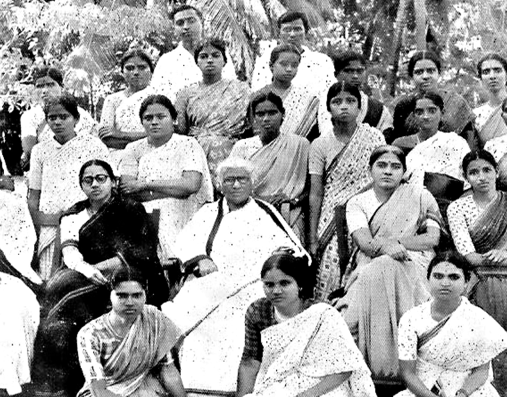 ১৯৩১ সালে তিনি আদিয়ারে নিজের বাড়িতে প্রতিষ্ঠা করলেন ‘আভ্ভাই হোম’। আশ্রয় দিয়েছিলেন বাল্যবিধবা, সন্তান-সহ পরিত্যক্ত স্ত্রী, অনাথ শিশুকন্যা এবং কুমারী মায়েদের। সেই আশ্রয় এখনও আছে। অনেক বেড়েছে কাজের পরিধি।