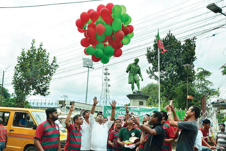 পালন: গোষ্ঠ পালের মূর্তির সামনে মোহনবাগান দিবস পালন সমর্থকদের। শিলিগুড়িতে। —নিজস্ব চিত্র 