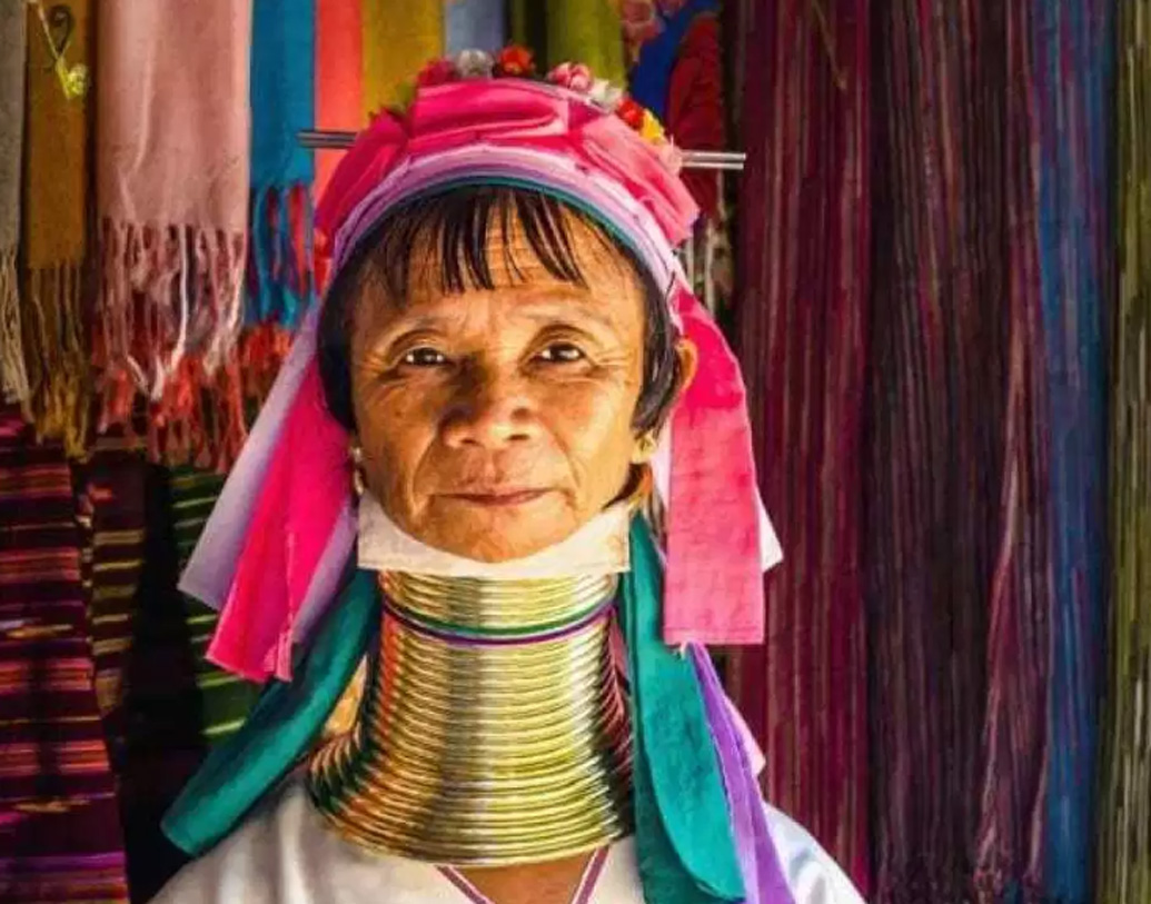 গলা অদ্ভুত রকমের লম্বা হওয়ায় অনেকে আবার এই মহিলাদের ‘জিরাফ ওম্যান’ বা ‘ড্রাগন ওম্যান’ও বলে থাকেন। তাইল্যান্ডের ‘লং নেক ওম্যান ভিলেজ’-এ মূলত কায়েন সম্প্রদায় মানুষই থাকেন। কিন্তু কেন এই সম্প্রদায়ের মহিলাদের গলা এত লম্বা হয় জানেন?