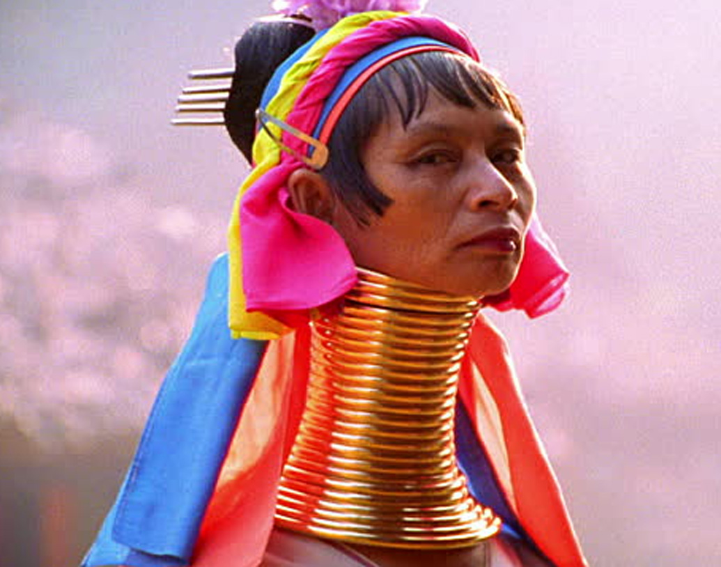 জন্ম থেকেই অবশ্য কায়েন সম্প্রদায়ের মহিলাদের ‘জিরাফ’-এর মতো লম্বা গলা হয় না। বংশপরম্পরায় সম্প্রদায়ের ঐতিহ্য রক্ষা করতেই আসলে নিজেদের গলা লম্বা করে নেন এঁরা নিজেই। কী ভাবে?