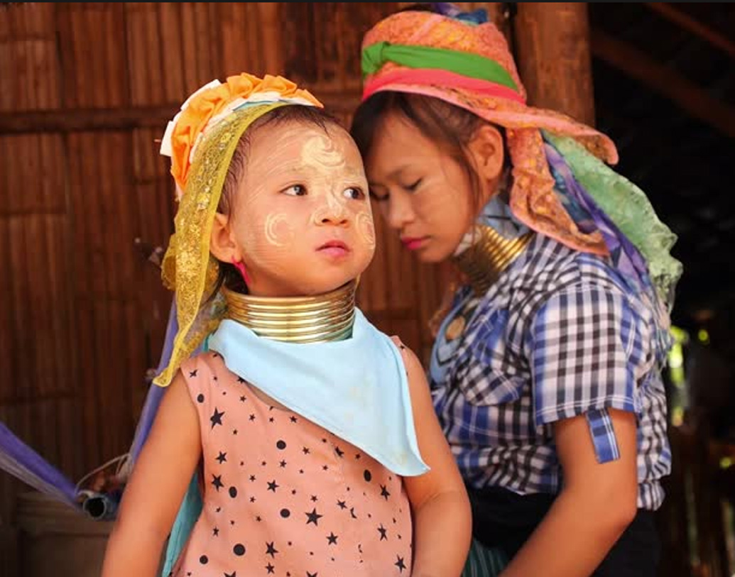 গলায় পেঁচানো রিং পরে। গ্রামে কোনও কায়েন কন্যা জন্ম হলে, তার ৫ বছর বয়স থেকেই গলায় সোনালি রঙের পেঁটানো রিং পরিয়ে দেওয়া হয়। প্রতিবছর রিংঙের প্যাঁচ বাড়তে থাকে। এ ভাবে একটার পর একটা রিং যোগ করা হয় ২১ বছর পর্যন্ত।